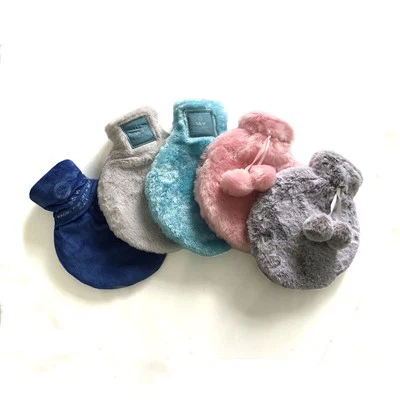 Kulaté roztomilé kryty na lahve s horkou vodou